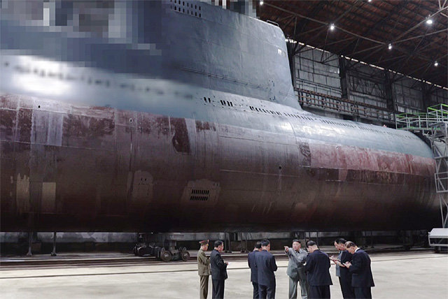 SLBM 탑재 추정 北 신형 잠수함 김정은 북한 국무위원장이 7월 23일 신형 잠수함을 시찰하며 참모들에게 지시를 내리는 모습. 조선중앙TV 화면 캡처