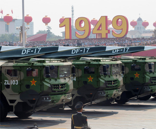 1일 중국 건국 70주년 열병식에서 공개된 중국의 중거리 미사일 둥펑-17. 베이징=AP 뉴시스