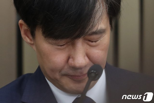 조국 법무부 장관 후보자가 지난달 2일 오후 서울 여의도 국회에서 열린 기자간담회에서 자녀 관련 이야기를 하다 눈을 감고 있다.  © News1