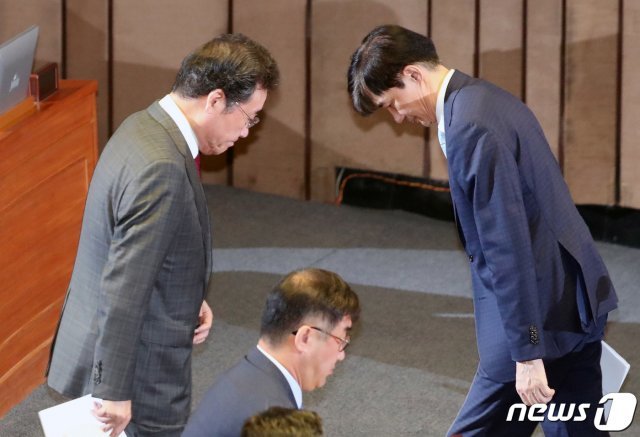 이낙연 국무총리가 1일 서울 여의도 국회 본회의장에서 열린 제371회국회(정기회) 제5차 본회의에 출석해 교육·사회·문화분야 대정부질문에 답변하기위해 발언대로 나가면서 답변을 마친 조국 법무부장관과 인사를 나누고 있다. 2019.10.1/뉴스1 © News1