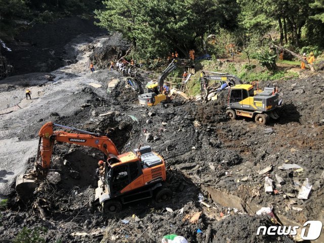 3일 오전 9시 3분께 부산 사하구의 한 야산에서 산사태가 발생해 인근 주택, 식당, 공장을 덮쳐 소방대원과 경찰 등이 인명 수색 작업을 벌이고 있다. 이 사고로 일가족 3명과 식당에 있던 1명 등 총 4명이 매몰된 것으로 추청되고 있다. 2019.10.3/뉴스1 © News1