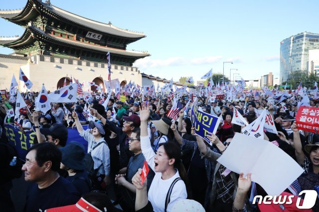 3일 오후 서울 광화문 일대에서 열린 문재인 정부를 비판하고 조국 장관의 사퇴를 촉구하는 집회에서 참석자들이 행진을 하고 있다. © News1