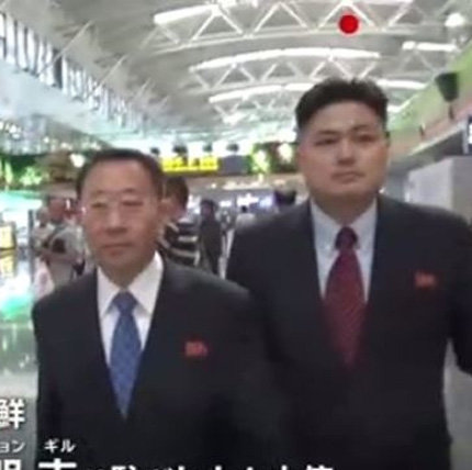 5일 스웨덴 스톡홀름에서 재개될 예정인 북한과 미국의 비핵화 실무회담에서 북한 측 실무협상 수석대표로 나설 것으로 예상되는 김명길 외무성 순회대사(왼쪽)가 3일 경유지인 중국 베이징 서우두 공항에 도착해 걸어가고 있다. 사진 출처 JNN 홈페이지