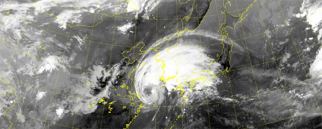 2일 한반도 서남해안에 접근한 제18호 태풍 ‘미탁’의 위성사진. 기상위성센터 제공