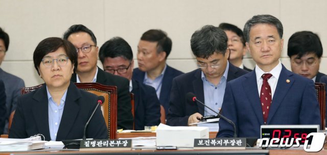 박능후 보건복지부장관과 정은경 질병관리본부장이 서울 여의도 국회에서 열린 복지위 국정감사에서 의원들의 발언을 듣고 있다./뉴스1 © News1