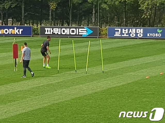 축구대표팀 공격수 김신욱이 파주NFC에서 홀로 훈련을 실시하고 있다. © 뉴스1