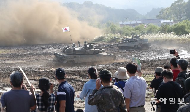 관람객들이 K-2 흑표전차의 기동훈련을 지켜보고있다.