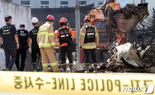 19일 오전 4시께 전북 전주시 서노송동 한 여인숙에서 불이 나 3명이 숨진 사고가 발생해 출동한 소방관들과 경찰 과학수사팀이 추가 인명 수색을 하고 있다.2019.8.19/뉴스1 © News1