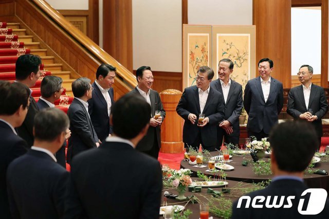 문재인 대통령이 2017년 7월28일 오후 청와대 본관 로비에서 기업인들과 칵테일 타임 간담회를 열고 이야기를 나누고 있다.  (청와대) 2017.7.28/뉴스1 © News1