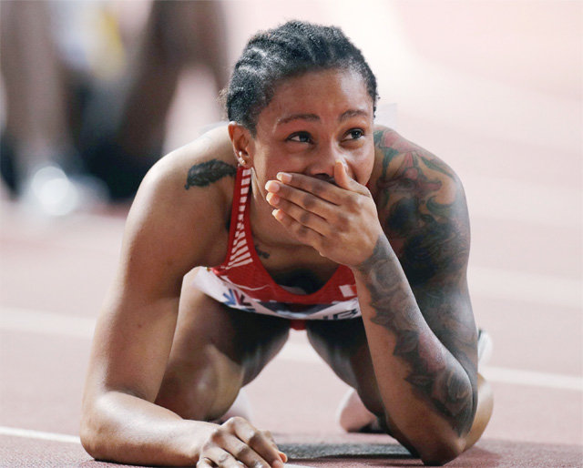 바레인의 살와 나세르가 4일 2019 세계육상선수권대회 여자 400m 결선에서 역대 세계랭킹 3위인 48초14로 우승한 뒤 트랙에 엎드려 믿기지 않는다는 듯 기쁜 표정을 짓고 있다. 도하=AP 뉴시스
