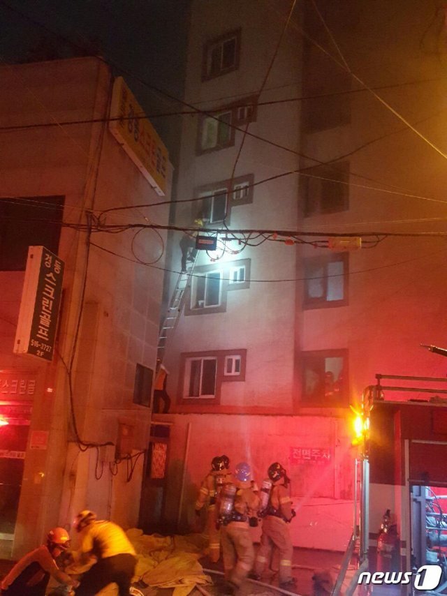 5일 오전 0시15분쯤 부산 금정구의 한 6층짜리 원룸 건물에서 방화로 의심되는 불이나 소방당국이 출동해 화재 진압에 나서고 있다. 뉴스1