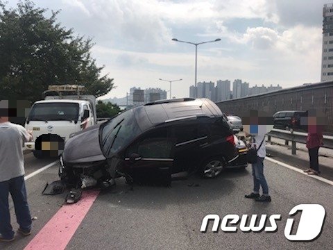 5일  오전 12시20분쯤 부산 번영로 원동IC 상행선 부근에서 음주운전을 한 A씨가 좌측 중앙분리대를 충격하고 미끄러지면서 뒤 따르던 2대 차량을 차례로 들이받은 혐의로 경찰에 입건됐다.2019.10.05/(부산지방경찰청 제공)© 뉴스1