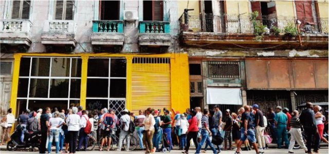 식료품을 배급받기 위해 길게 줄을 서 있는 쿠바 국민들. [cubanreporer.net]