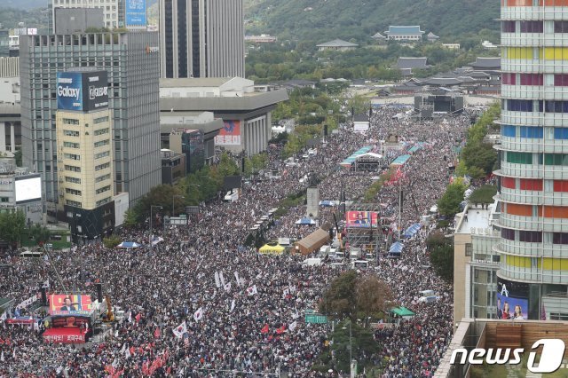 자유한국당과 문재인 하야 범국민투쟁본부 소속 보수단체들이 지난 3일 오후 서울 광화문 일대에서 문재인 정부를 비판하고 조국 장관의 사퇴를 촉구하는 집회를 갖고 있다. © News1