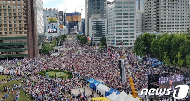 자유한국당과 문재인 하야 범국민투쟁본부 소속 보수단체들이 지난 3일 오후 서울 광화문 일대에서 문재인 정부를 비판하고 조국 장관의 사퇴를 촉구하는 집회를 갖고 있다. © News1