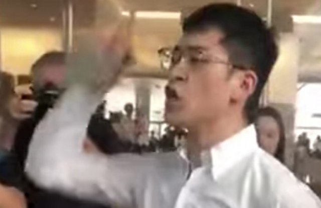 폭행 당한 중국인 은행원. 유튜브 갈무리