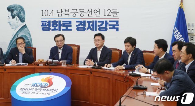 이해찬 더불어민주당 대표가 4일 오전 서울 여의도 국회에서 열린 최고위원회의에서 모두발언을 하고 있다. © News1