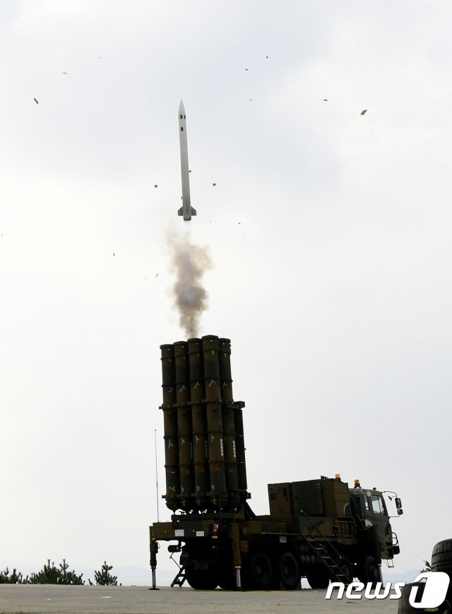 LIG넥스원이 개발한 지대공 미사일 ‘천궁’이 발사되고 있다.  뉴스1