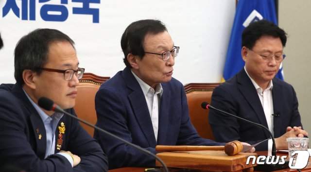 이해찬 더불어민주당 대표가 지난 4일 오전 서울 여의도 국회에서 열린 최고위원회의에서 모두발언을 하고 있다. © News1