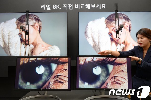 지난달 17일 서울 여의도 LG트윈타워에서 열린 LG전자 디스플레이 기술설명회에서 LG전자 직원이 8K TV 제품들의 해상도 차이를 설명하고 있다.(LG전자 제공)