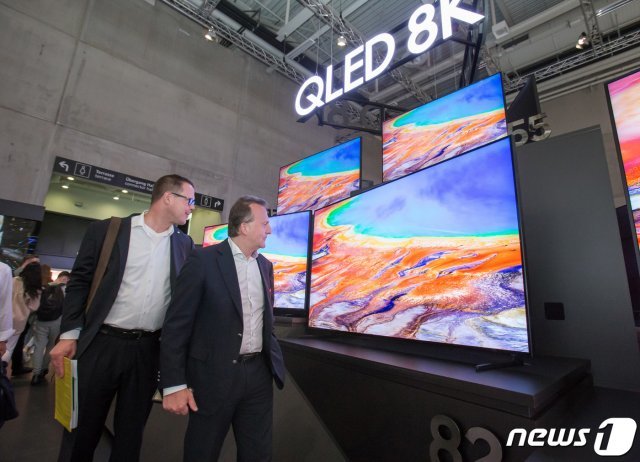 지난 9월 독일 베를린에서 열린 유럽최대 가전전시회 ‘IFA 2019’ 에서 관람객들이 삼성전자의 QLED 8K TV를 살펴보고 있다. 삼성전자는 2017년 QLED TV 출시 이후 올해 상반기까지 글로벌 540만대 누적 판매를 기록, 제품 면적으로 환산시 5.478km²(약 166만평), 여의도 면적의 2배 크기라고 덧붙였다. (삼성전자 제공)
