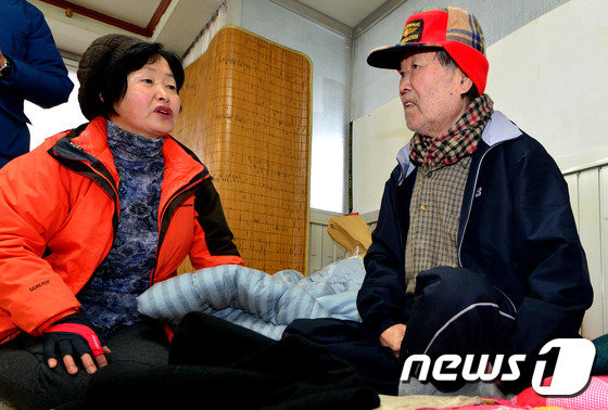 29일 오전 서울 성북구 장위1동에 거주하는 독거노인의 집에 자원봉사자가 방문해 이야기를 나누고 있다. © News1