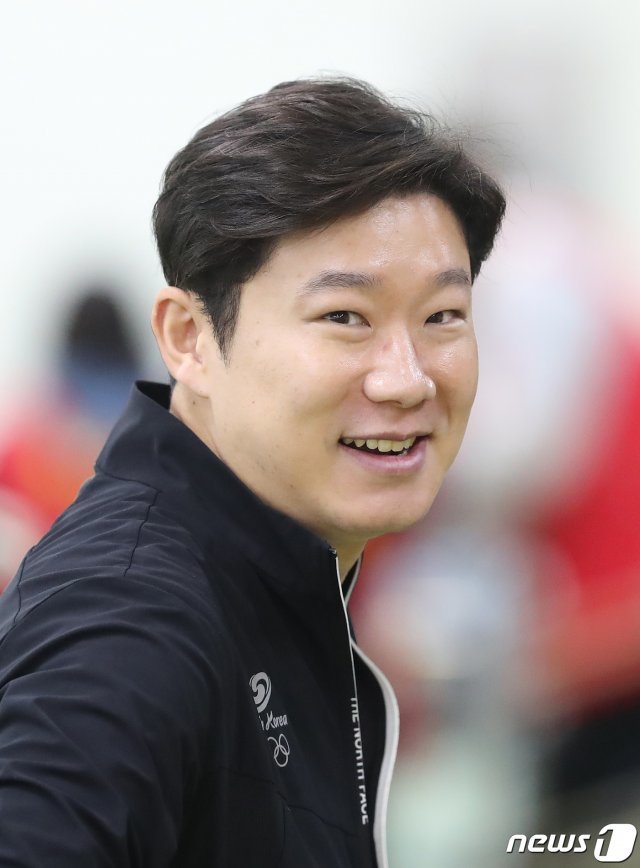 6일 오전 대구국제사격장에서 열린 제100회 전국체육대회 사격 남자 일반부 10m 공기권총 종목에 출전한 서울 진종오가 경기를 마친 뒤 환하게 웃고 있다. 이날 진종오는 합계 580점를 쏴 10위의 성적으로 결선 진출에는 실패했다. 2019.10.6/뉴스1 © News1