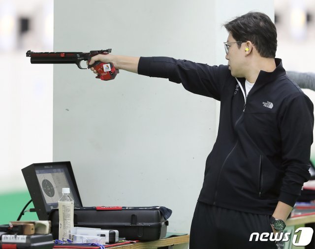 6일 오전 대구국제사격장에서 열린 제100회 전국체육대회 사격 남자 일반부 10m 공기권총 종목에 출전한 서울 진종오가 표적지를 향해 조준하고 있다. 2019.10.6/뉴스1 © News1