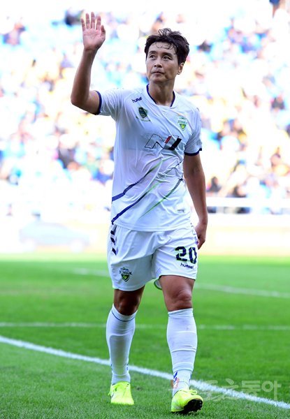 6일 인천 축구전용경기장에서 열린 ‘하나원큐 K리그1 2019’ 인천 유나이티드와 전북 현대의 경기에서 전북 이동국이 교체되며 팬들에게 인사하고 있다. 인천｜김민성 기자 marineboy@donga.com