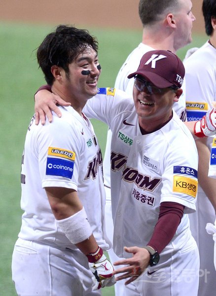 6일 서울 고척스카이돔에서 ‘2019 신한은행 MY CAR KBO 포스트시즌’ LG 트윈스와 키움 히어로즈의 준플레이오프 1차전이 열렸다. 9회말 무사 키움 박병호(왼쪽)가 끝내기 중월 솔로 홈런을 날리고 그라운드를 돌아 홈인해 장정석 감독과 포옹하고 있다. 고척｜김종원 기자 won@donga.com