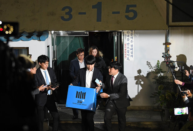 지난달 23일 검찰이 조국 법무부 장관의 서울 서초구 방배동 자택을 압수수색을 마친뒤 압수품을 옮기고 있다. 사진공동취재단