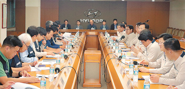 현대자동차 노사가 4일 울산공장 아반떼룸에서 열린 고용안정위원회 본회의에서 외부 자문위원들의 제언을 듣는 모습. 현대자동차 제공