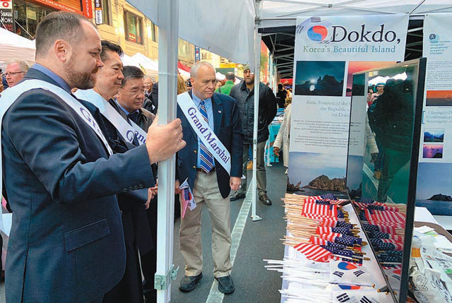 찰스 윤 뉴욕한인회장(왼쪽에서 두 번째)과 뉴욕 정치인들이 5일(현지 시간)미국 뉴욕 한인타운에서 열린 코리안 페스티벌 행사장에 마련된 독도 및 동해 홍보 부스를 둘러보고 있다. 뉴욕한인회 제공