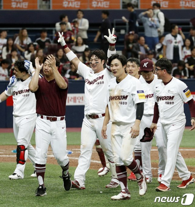 6일 오후 서울 구로구 고척스카이돔에서 열린 프로야구 2019 신한은행 마이카 KBO리그 포스트시즌 준플레이오프 1차전 LG 트윈스와 키움 히어로즈 경기 9회말 키움 박병호가 끝내기 홈런을 날린뒤 관중석을 향해 두 팔을 벌리고 있다. 2019.10.6/뉴스1 © News1