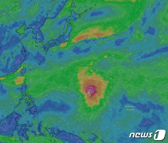 민간기상업체 윈디(Windy)에서 파악된 태풍 하기비스(오른쪽 아래 붉은 점) © 뉴스1
