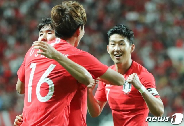 축구대표팀 황의조가 11일 서울 마포구 상암월드컵경기장에서 열린 축구 국가대표팀 평가전 대한민국과 이란의 경기에서 선제골을 넣은 뒤 손흥민의 축하를 받고 있다. 2019.6.11/뉴스1 © News1