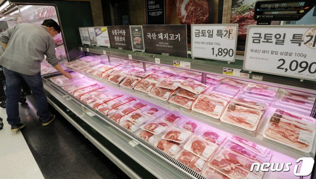 6일 서울시내 대형마트에 돼지고기가 진열돼 있다. 이날 경기도 포천의 돼지농장에서 아프리카돼지열병(ASF) 의심 신고가 접수되는 등 ASF 장기화로 돼지고기 소매가격에 영향을 미칠 가능성이 높아지고 있다. © News1