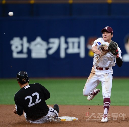 6일 서울 고척스카이돔에서 ‘2019 신한은행 MY CAR KBO 포스트시즌’ LG 트윈스와 키움 히어로즈의 경기가 
열렸다. 키움 유격수 김하성이 2회초 1사 1루에서 LG의 2루수 앞 땅볼 때 2루로 향하는 김현수를 포스아웃시킨 후 1루로 
송구하고 있다. 고척｜김진환 기자 kwangshin00@donga.com