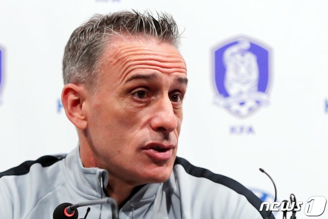 파울루 벤투 대한민국 남자 축구대표팀 감독이 7일 오후 경기도 파주시 축구대표팀트레이닝센터(NFC)에서 인터뷰하고 있다. 벤투 감독이 이끄는 축구대표팀은 오는 10일 화성에서 스리랑카, 15일 평양에서 북한과의 카타르월드컵 아시아 2차 예선을 치른다. © News1