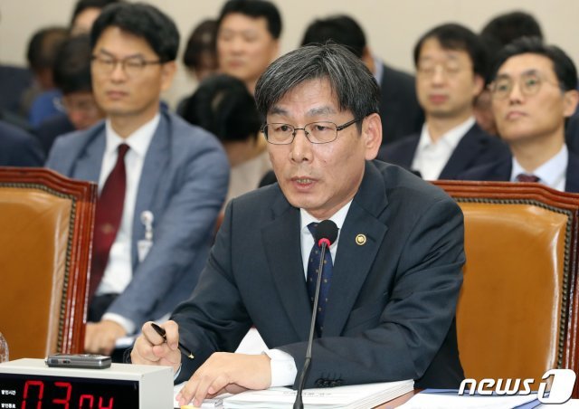 엄재식 원자력안전위원회 위원장이 7일 서울 여의도 국회에서 열린 과학기술정보방송통신위원회의 국정감사에 출석해 이원욱 더불어민주당 의원의 질의에 답변하고 있다. 2019.10.7/뉴스1 © News1