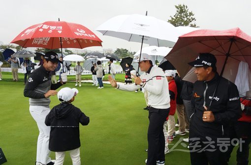 제네시스 주니어 스킬스 챌린지가 7일 인천 송도 잭니클라우스 골프클럽코리아에서 프로 6명과 남자 주니어 골퍼 24명이 참가한 가운데 막을 내렸다. 이형준(맨 왼쪽)과 임성재(가운데), 최경주가 한 주니어 골퍼와 이야기를 나누고 있다. 송도｜고봉준 기자 shutout@donga.com