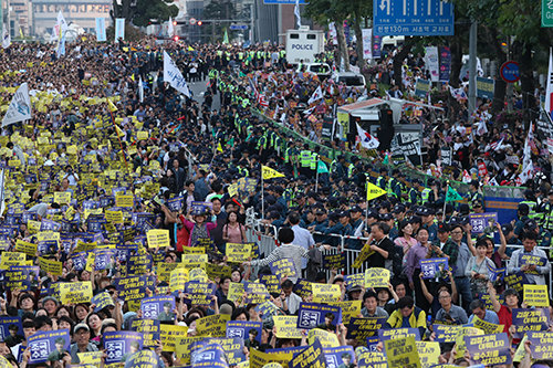 지난달 28일 저녁 서울 서초구 서초동 조국 법무장관 일가를 둘러싼 각종 의혹을 수사하는 서울중앙지검과 윤석열 검찰총장이 근무하는 대검찰청 정문 앞 도로에서 ‘조국 사퇴’ 집회와 ‘조국수호’ 집회가 함께 열렸다. 조국수호집회(왼쪽) 참석자와 조국사퇴집회(오른쪽)가 서로 경찰바리케이트를 사이에 두고 열렸다.