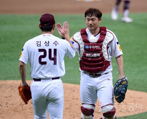 키움 포수 이지영(오른쪽)은 6일 LG와 치른 준PO 1차전에서 지능적인 볼 배합과 투수리드로 1-0 승리를 이끌었다. 삼성 시절부터 쌓아온 풍부한 단기전 경험이 밑바탕이다. ‘원 팀’을 강조하는 이지영의 가을여정이 기대된다. 스포츠동아DB