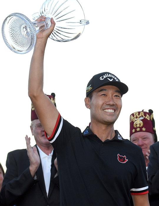 미국프로골프(PGA)투어 슈라이너스 아동병원 오픈에서 투어 통산 4승째를 달성한 케빈 나가 우승 트로피를 들고 활짝 웃고 있다. 라스베이거스=AP 뉴시스