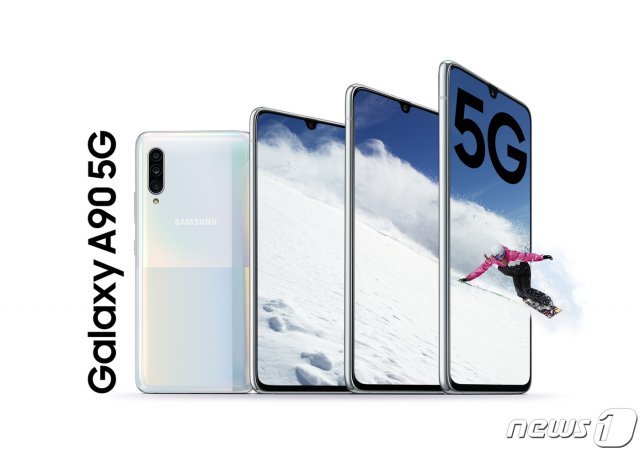 삼성전자가 지난달 4일 국내에 출시한 갤럭시 A 시리즈 최초의 5G 이동통신을 지원하는 영 프리미엄 스마트폰 ‘갤럭시 A90 5G(Galaxy A90 5G).  (삼성전자 제공) 2019.9.3/뉴스1
