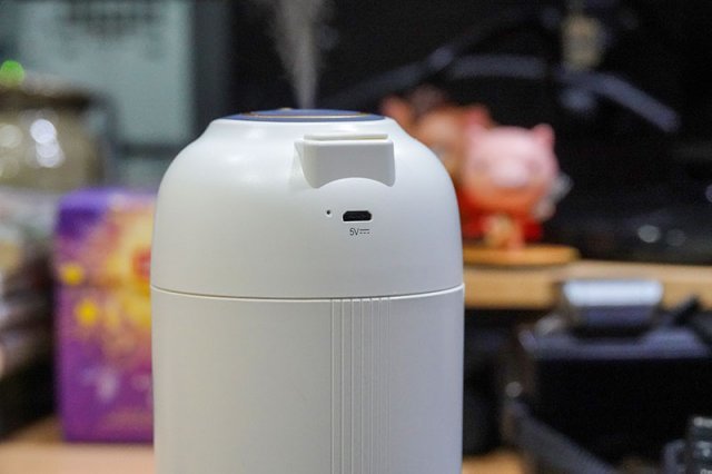 USB 마이크로B형 단자로 전원을 공급하거나 내장 배터리를 충전할 수 있다