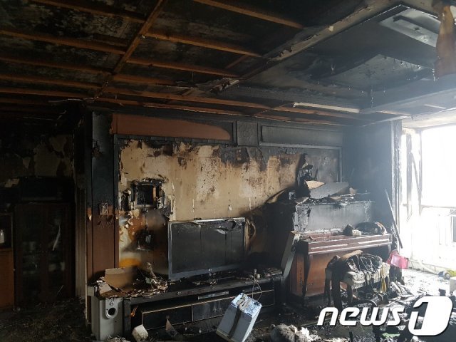 8일 오전 6시44분쯤 전남 목포시 산정동 한 아파트 8층에서 불이 나 거실과 부엌 등을 태우고 25분 만에 꺼졌다. 사진은 화재현장 모습.(전남 목포소방서 제공) 뉴스1