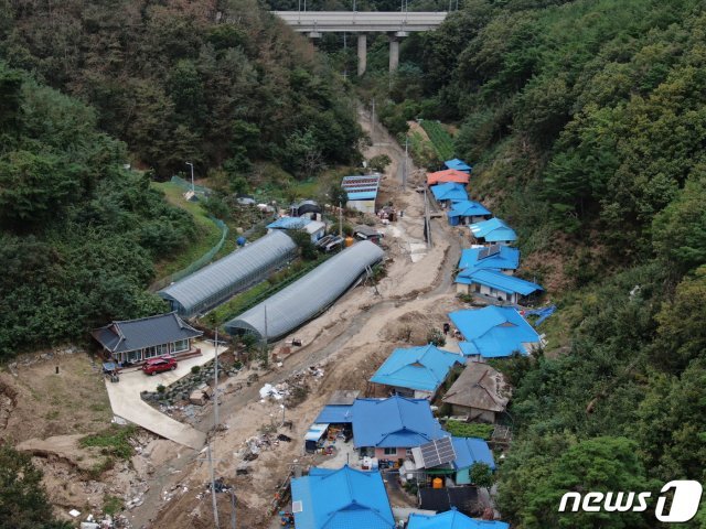 7일 태풍 미탁 피해지역인 경북 울진군 기성면 망양 2리 주민들이 산사태로 밀려든 토사를 치우고 있다. 울진군은 경북 동해안 중 피해가 가장 심한 곳이다. 2019.10.7/뉴스1 © News1