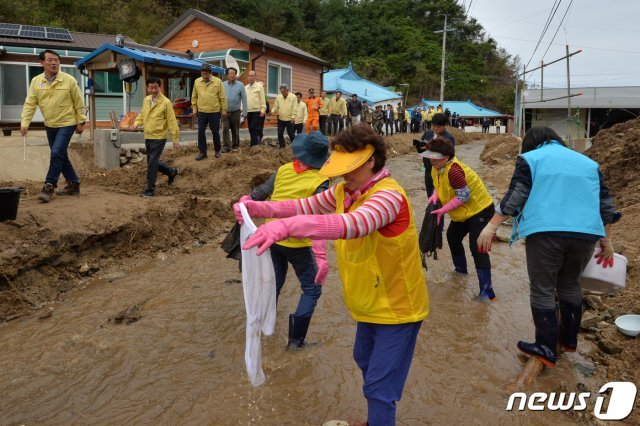 진영 행정안전부장관(왼쪽 두번째)이 7일 오후 태풍 마탁 피해지역인 경북 울진군 기성면 망양리에서 전찬걸 울진군수의 안내로 현장을 둘러보고 있다. 울진군은 경북 피해지역 중 피해가 가장 심한 곳이다. 2019.10.7/뉴스1 © News1