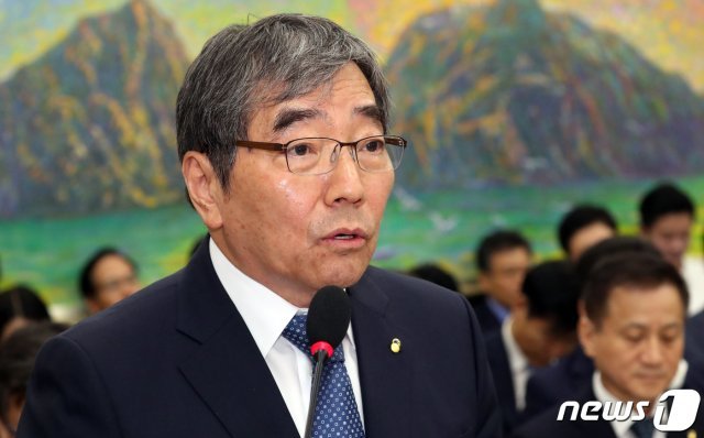 윤석헌 금융감독원장이 8일 서울 여의도 국회에서 열린 정무위 국정감사에서 업무보고를 하고 있다. 2019.10.8/뉴스1 © News1